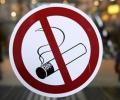 В РФ вступили в силу штрафы за курение в неположенных местах
